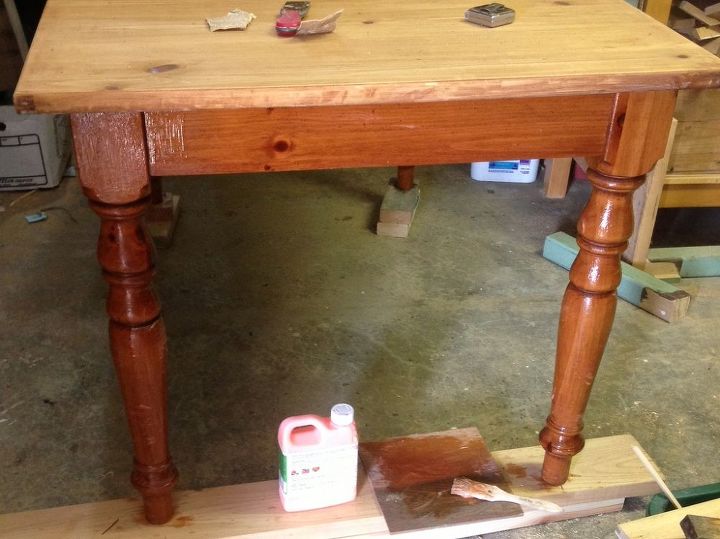 mesa de fazenda manchada escura, O acabamento laranja original foi removido e a mesa foi lixada