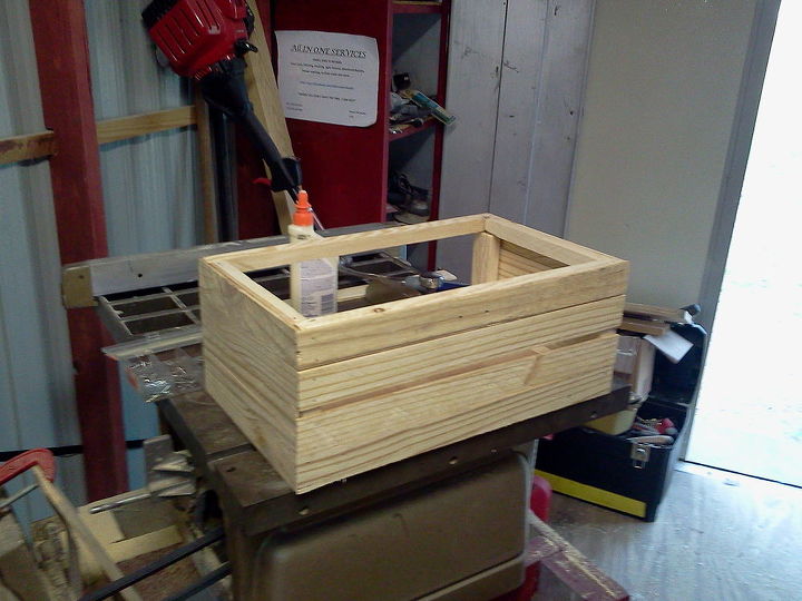caixa de madeira feita de sucata