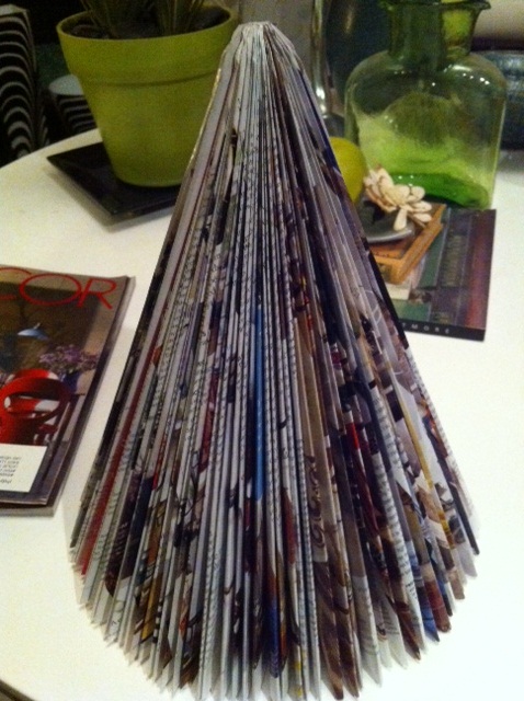 revistas velhas transformadas em rvores de natal com um simples origami, Fa a isso por cerca de 30 a 45 minutos e voc ter uma rvore de revistas