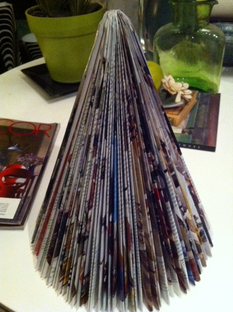Old Magazines Turned Into Christmas Trees Using Simple Old Magazines Turned Into Christmas Trees Using Simple