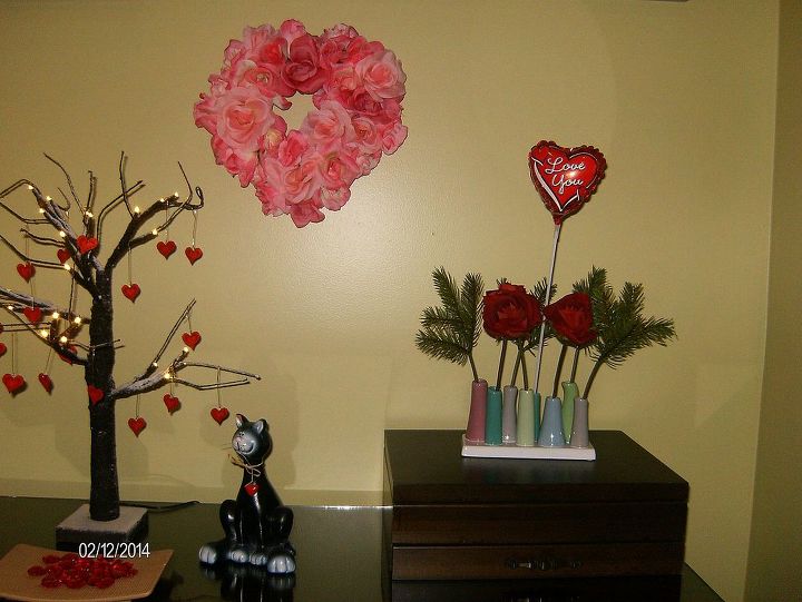 decorao dos namorados, Eu coloquei um cora o de feltro do Michael nesta rvore rosas vermelhas neste pequeno vaso e dois dos gatos da minha cole o