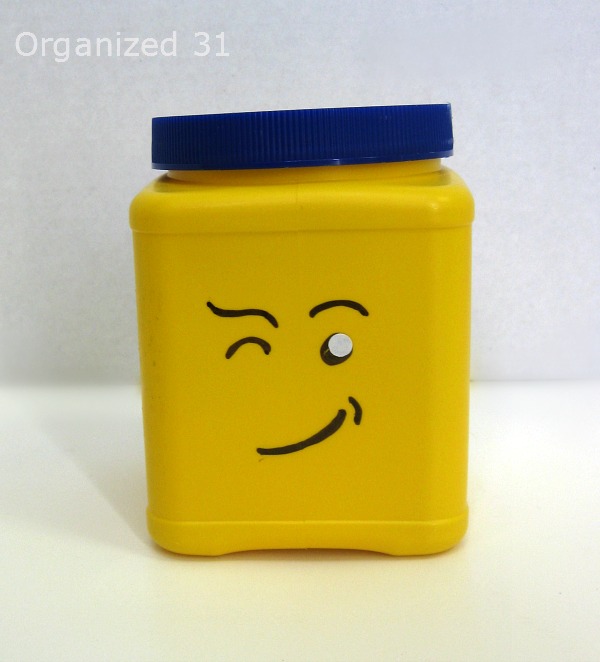faa sua prpria lata de armazenamento de cabeas lego, Voc pode fazer rostos felizes ou bonitos Voc s precisa encontrar as express es que voc gosta em suas figuras LEGO