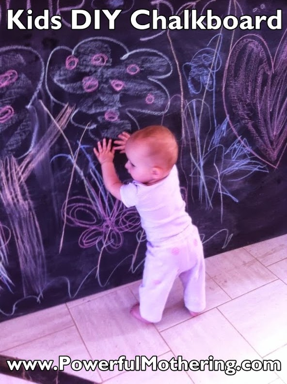 faa um quadro negro infantil diy, meu filho de 12 meses olhando os desenhos de giz
