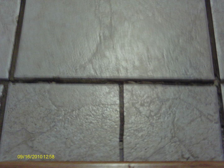replace a cracked floor tile, home maintenance repairs, how to, tile flooring, tiling, This the severe crack down the middle of my tile