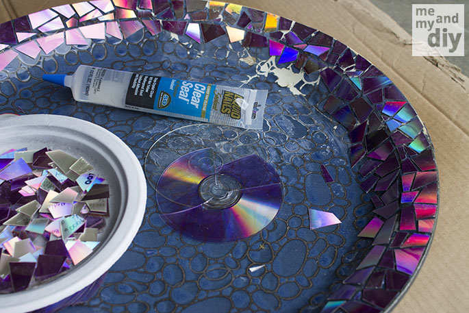 mosaico de azulejos birdbath utilizando dvds reciclados