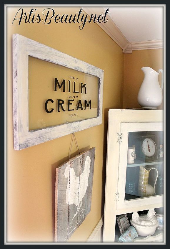 venha ver minha placa vintage milk and cream co stenciled paint on glass sign, outra foto da placa pendurada na minha cozinha