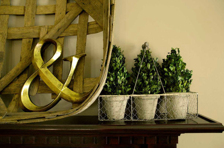 decorating with the pantone color of the year, home decor, The greenery in my mantle decorations emerald or no