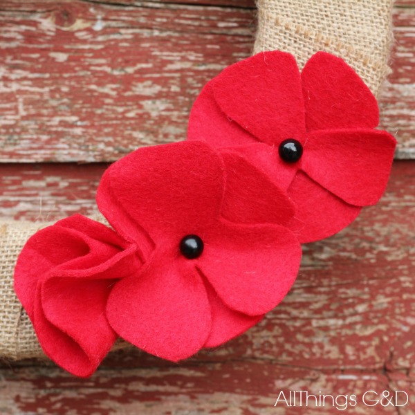 diy felt poppies in honor of memorial day, crafts, patriotic decor ideas, seasonal holiday decor, wreaths