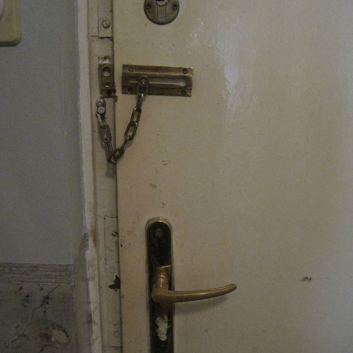 sustituir o arreglar una cerradura de puerta
