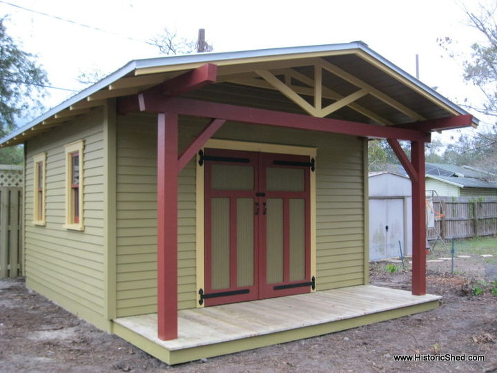 cobertizo a medida para complementar un bungalow artesanal, El cobertizo para macetas tiene un porche de 4 de profundidad con una cubierta de madera