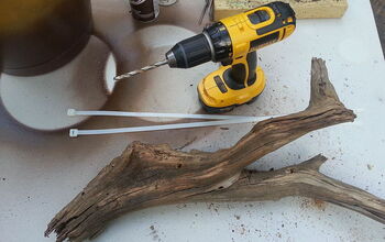 ¿Qué puedes hacer con un trozo de madera a la deriva, un taladro y 2 bridas?