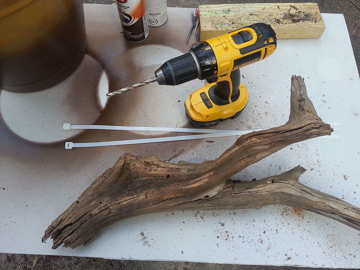 qu puedes hacer con un trozo de madera a la deriva un taladro y 2 bridas