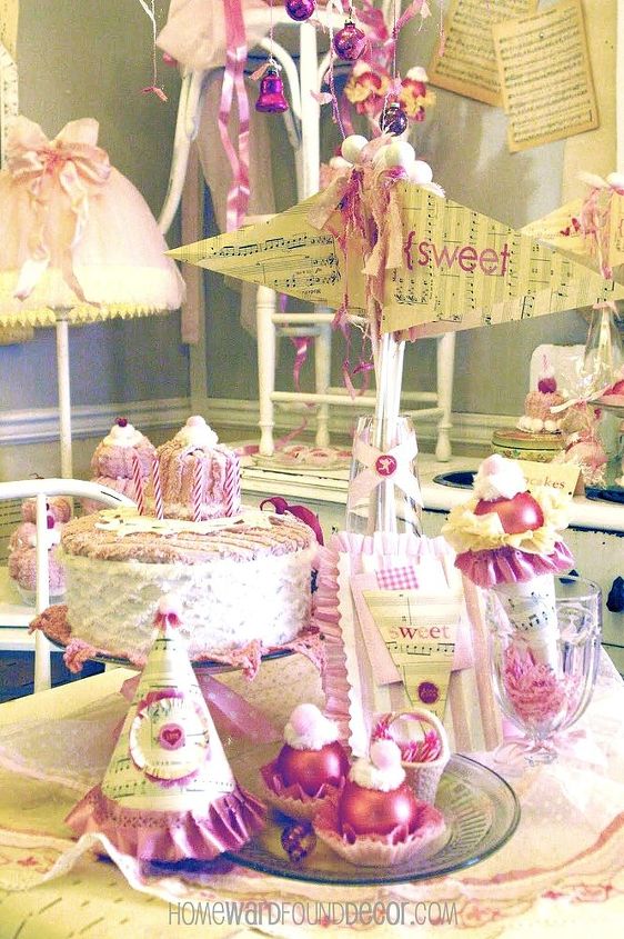 inspirao para a festa dos namorados pretty in pink, Uma lata velha se torna um bolo quando coberta com o tecido de uma velha colcha de chenille e guardanapo