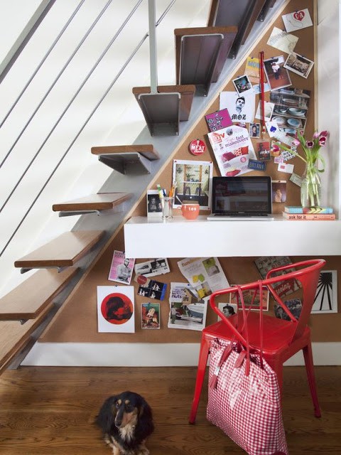 6 consideraes ao decorar um espao pequeno, Crie um espa o de trabalho em uma rea n o convencional como embaixo das escadas Muito engenhoso