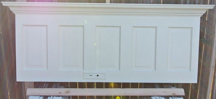 cabeceira de parede de 5 painis com porta antiga pintada de branco de pipoca