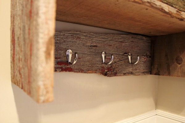 armrio de banheiro de madeira de celeiro