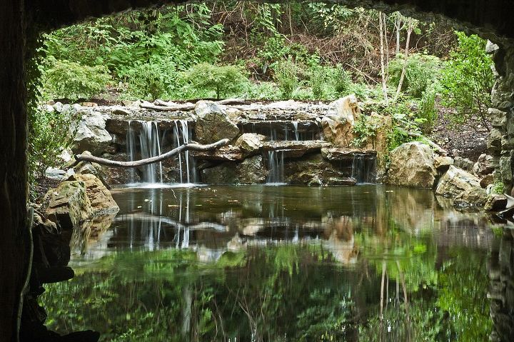no isso no um fosso este um grande lago de reflexo para o nosso cliente no, reflex o da cachoeira constru da em Long Island pela Deck and Patio Company