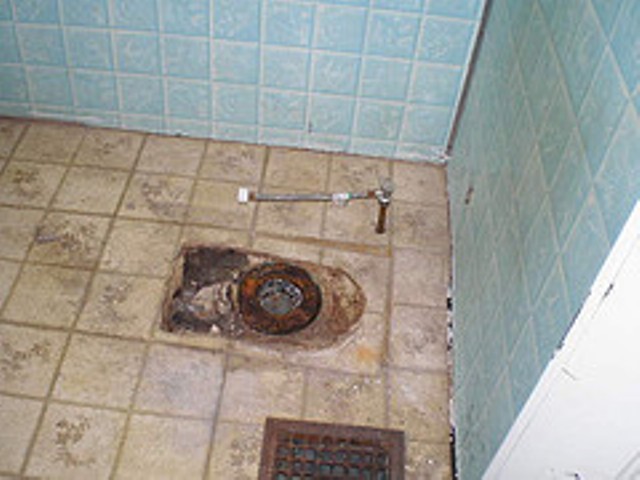 banheiro do andar de cima, Acho que as pessoas gostaram do banheiro levaram com eles lol Lin leo nojento e telha de pl stico eca