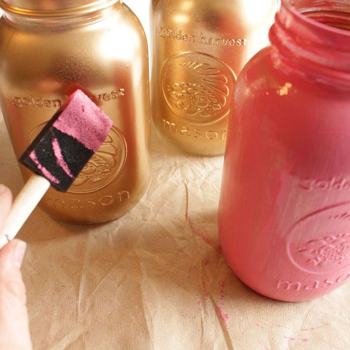 frascos de vidro pintados de giz rosa e dourado quase um fracasso de artesanato