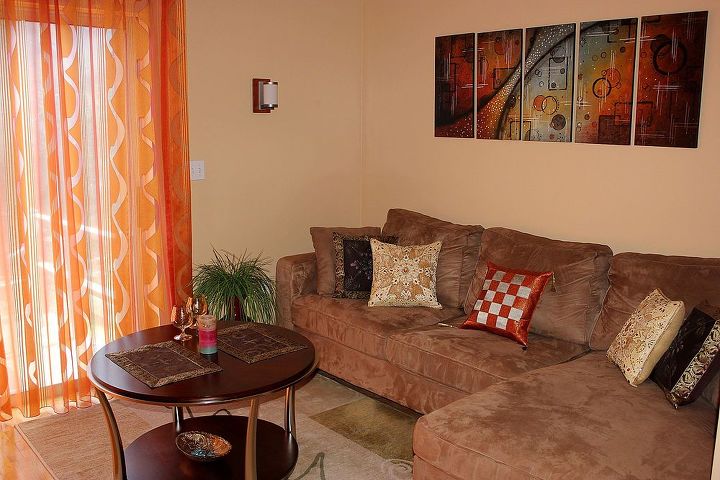 transforme uma sala de estar com almofadas e jogos americanos coloridos, Jogo americano marrom caf pintado m o e combina o de fronhas coloridas por Banarsi Designs
