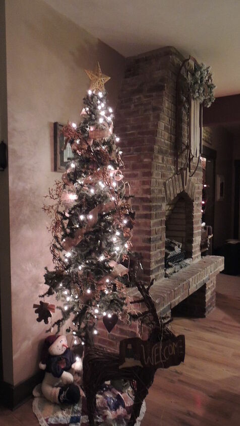 a country kind of christmas, christmas decorations, fireplaces mantels, living room ideas, seasonal holiday decor, diningroom Christmas tree