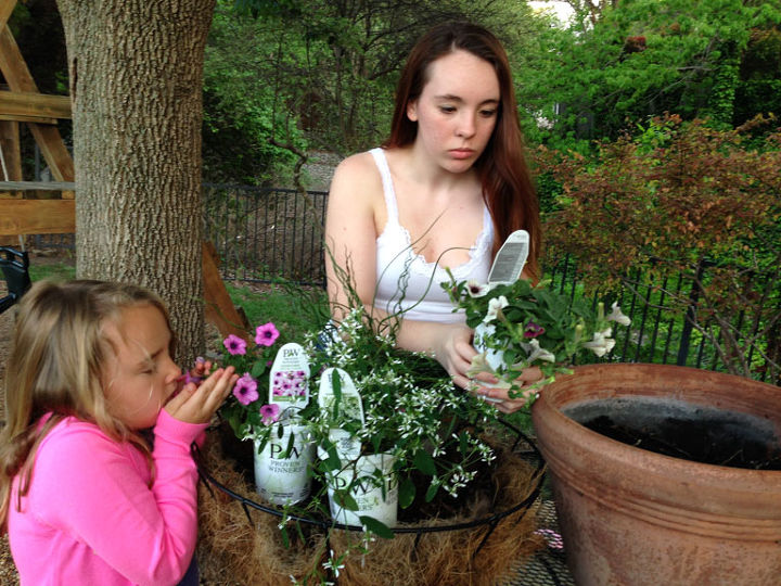 proyecto de jardinera para el da de la madre de los nios un ganador probado, Empezando a plantar las plantas en la cesta