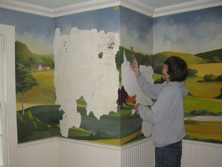 restaurao de murais, A camada original de tinta estava descascando da parede em folhas