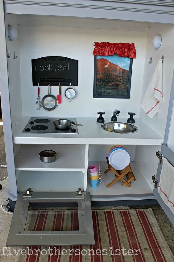cocina de juegos para nios, interior del horno y el armario