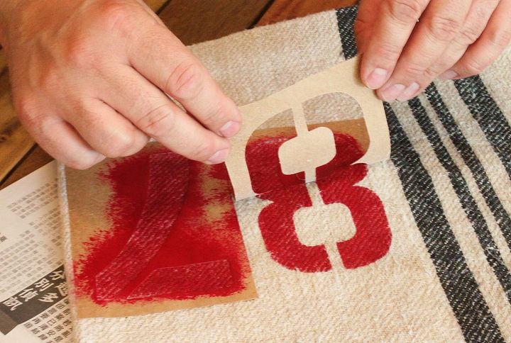 almohadas de saco de grano con plantilla, Despegu la plantilla con cuidado despu s de que la pintura se secara durante una hora