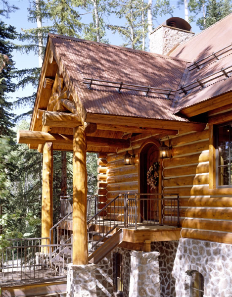 cabanas e casas de madeira, A varanda desta cabana de madeira revestida de cedro e pedra oferece uma entrada bem vinda para qualquer visitante