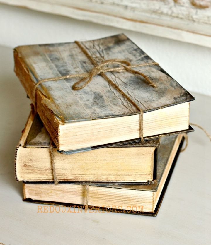 livros reciclados para parecer tesouros antigos, Apliquei a cera aleatoriamente sobre a tinta para dar uma apar ncia envelhecida