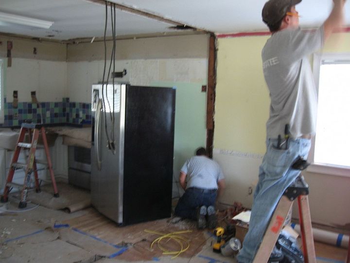 remodelando a cozinha de uma casa velha, Aqui voc pode ver que a parede foi removida e o plano est aberto