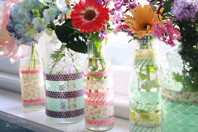 jarrones sencillos de washi tape con tarros y botellas reciclados, Rellena con agua y flores
