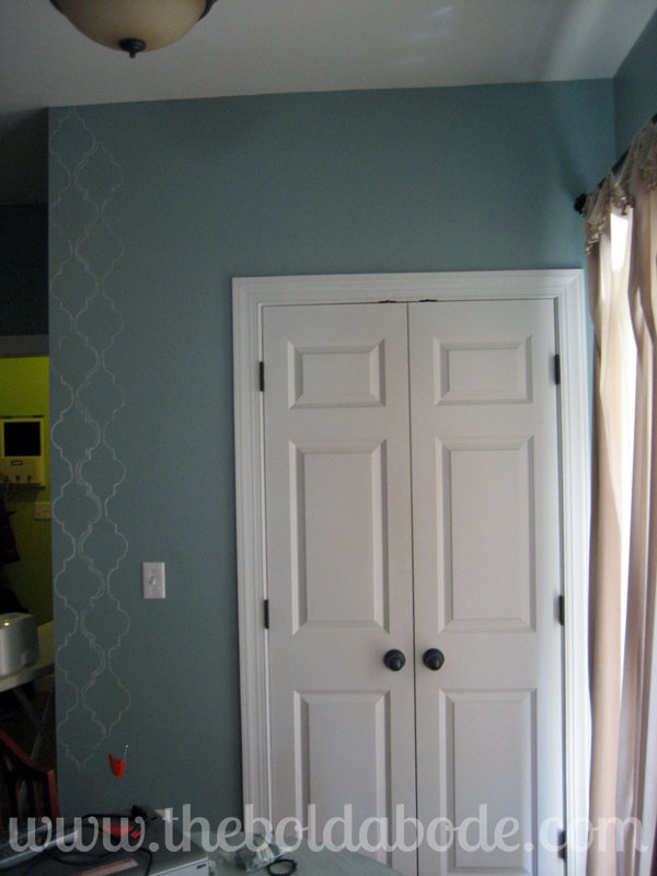 quadro branco com giz de cera na parede, A parede quase pronta
