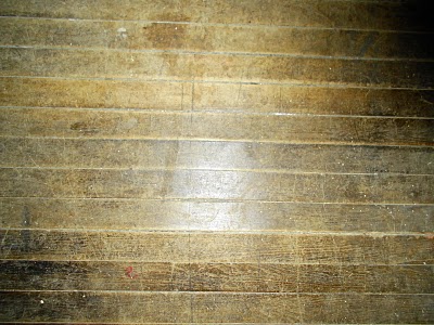 piso de madeira acabado de 100 anos, O ch o velho ondulado e sujo