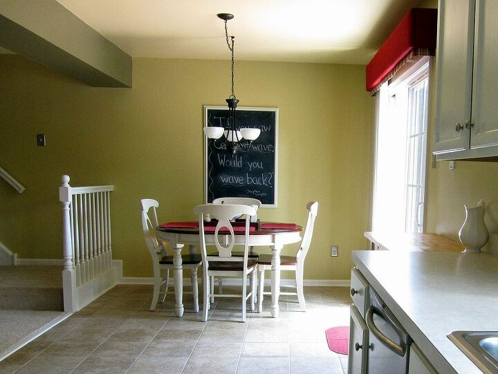 cozinha branca fresca, Nosso novo piso e mesa de cozinha com um grande quadro de bricolage tamb m Mais detalhes aqui
