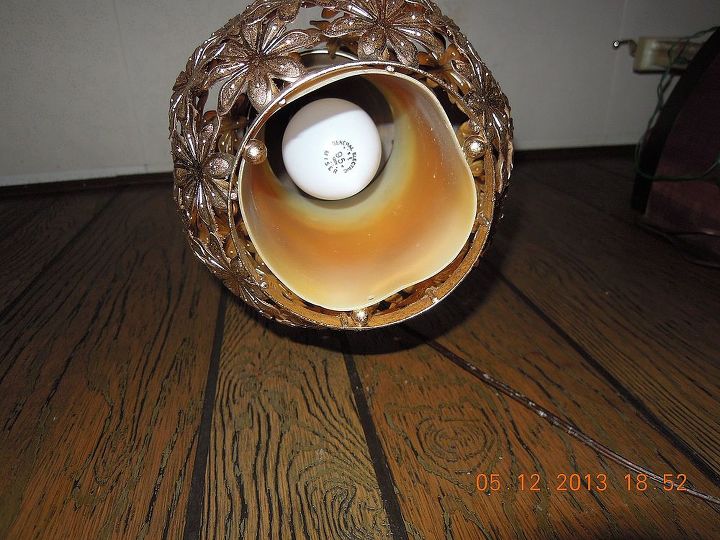 uma velha lmpada reaproveitada se transformou em uma lanterna ao ar livre, antes da foto