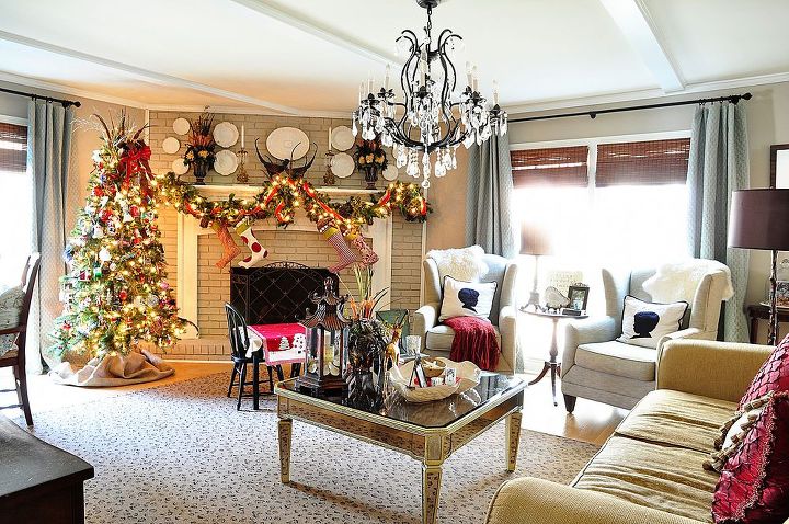 dixie delights holiday home tour, seasonal holiday decor, Dixie Delights family room
