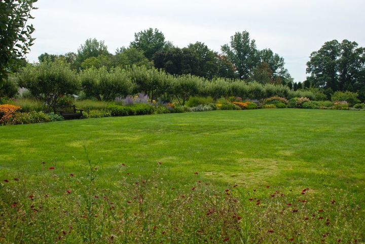 o grande jardim de trs acres de stan hywet parte 1, O gramado central do Grande Jardim com belos agrupamentos de plantas perenes de ver o ao longo de suas bordas