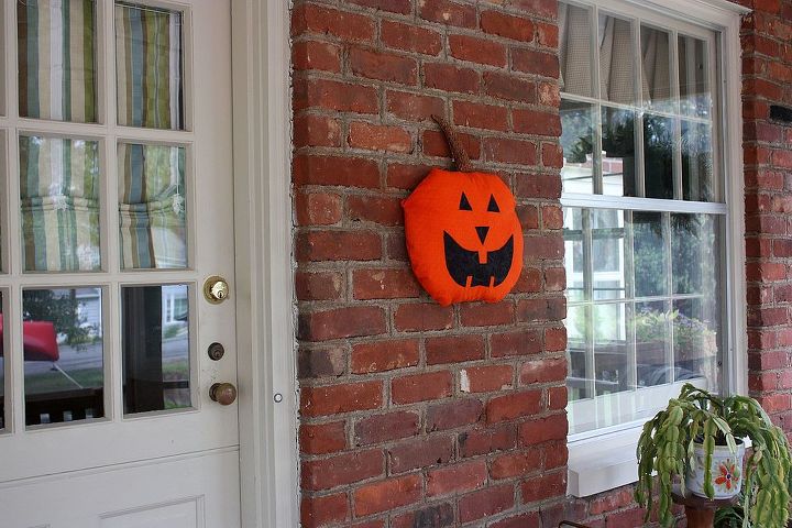 halloween, crafts, halloween decorations, seasonal holiday decor, Who would think that a pillow could also be a wall hanging