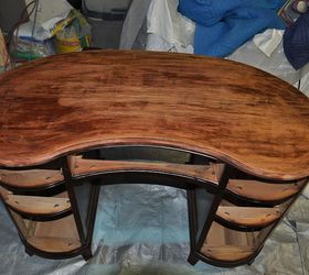 escritorio de caoba pintado en forma de rin, Desmontado y listo para ser lijado