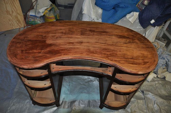 mesa de mogno pintada em forma de rim, Desmontado e pronto para ser lixado