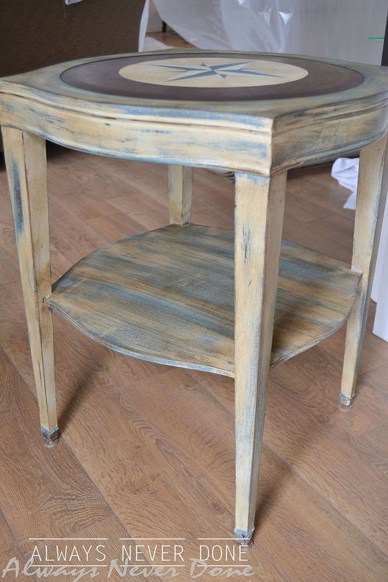 mesa lateral de bssola de inspirao nutica, Usei tinta de giz Annie Sloan Aubusson Blue e Country cinza para as partes de madeira