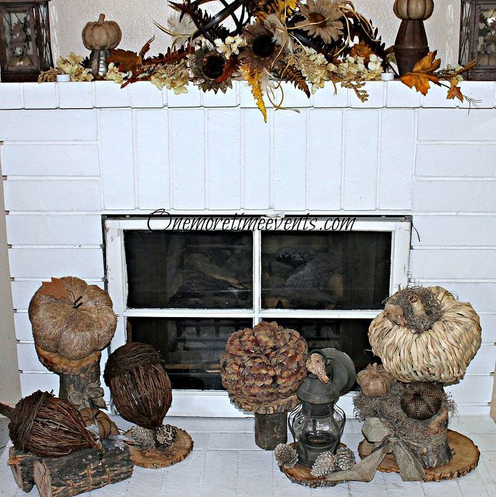 decoraes de outono da lareira e da casa, Usando troncos para encenar ab boras e bolotas grandes e a luz da lanterna