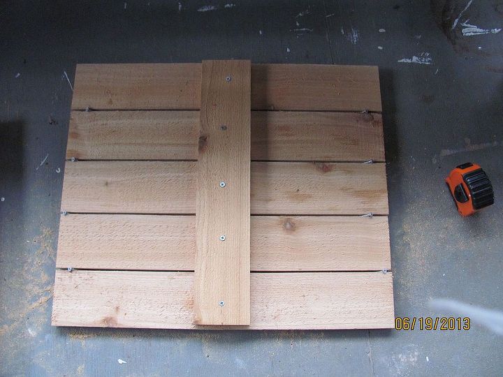 mesa lateral patritica, Peda os de madeira que sobraram de projetos anteriores
