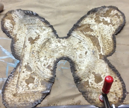 transformando un azulejo antiguo en una mariposa, Antes de quitar las capas de pintura
