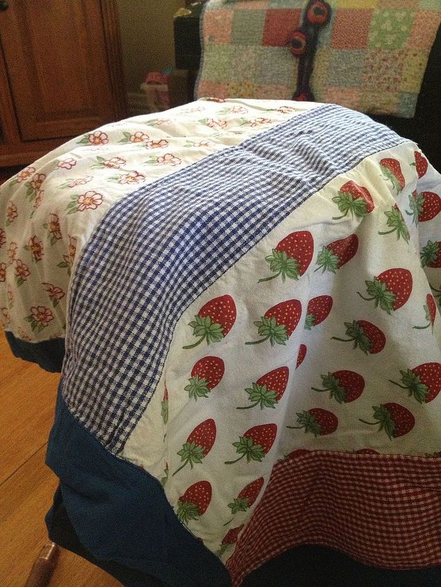 banquinho contornado feito de banquinho de um velho mecnico, Comprei esta toalha de mesa sem olhar as medidas e era pequena demais para a minha mesa Fiquei na gaveta por 4 anos