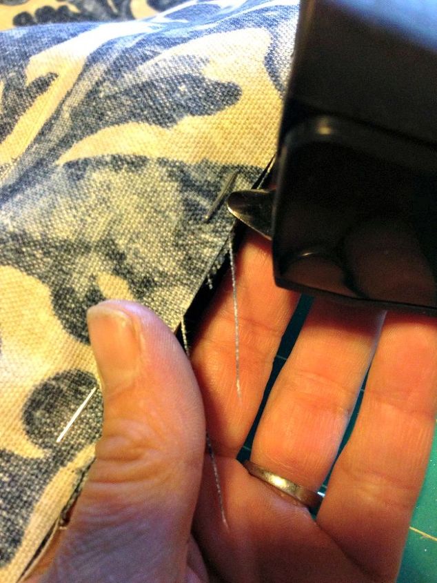 consejo para coser cojines con ribetes, Una vez que hayas terminado utiliza un extractor de grapas para quitarlas f cilmente