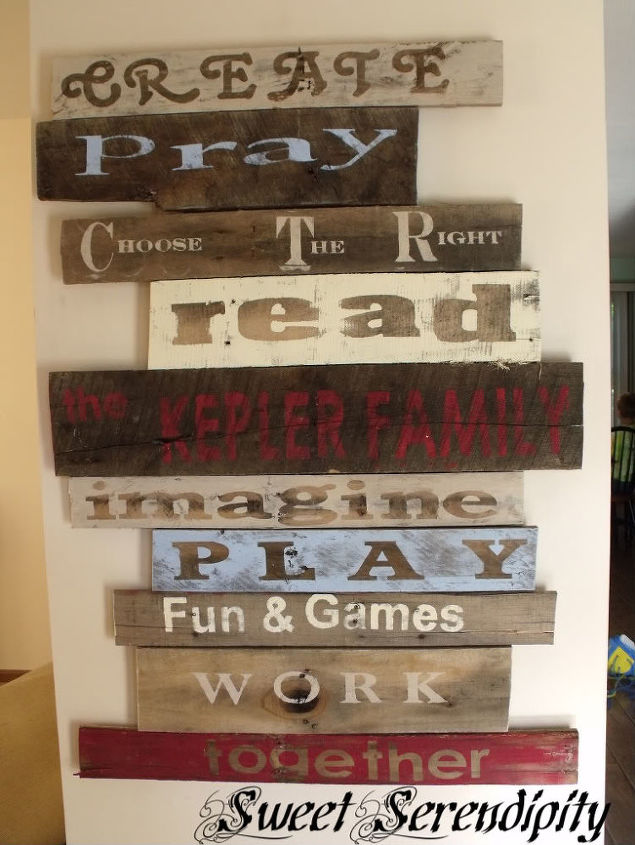 Pallet signs! This was done by Julia (Sweet Serendipity) she's got the instructions here:
http://sweetserendipity23.blogspot.com/2011/08/pallet-board-art.html
(She wrote that that the words were chosen by her three children, these are things they want to do as a family, I thought that was so sweet.)