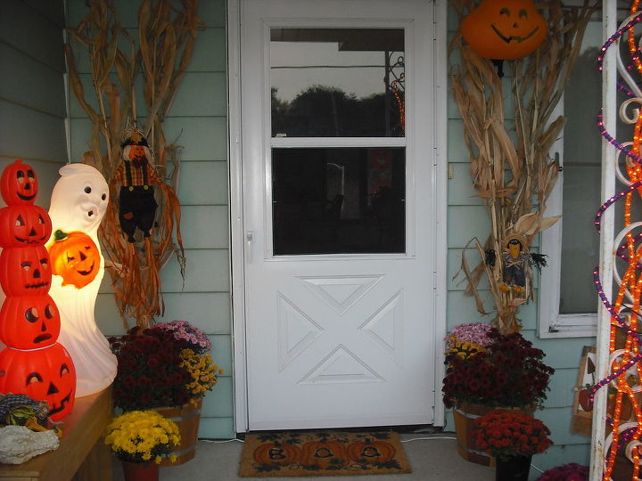 mi decoracion de halloween hasta ahora, Con tallos y crisantemos ahora terminado con el banco